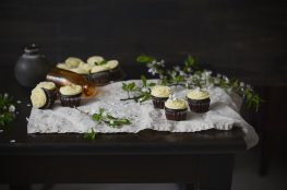 cupcakes s čiernym pivom a bielou čokoládou