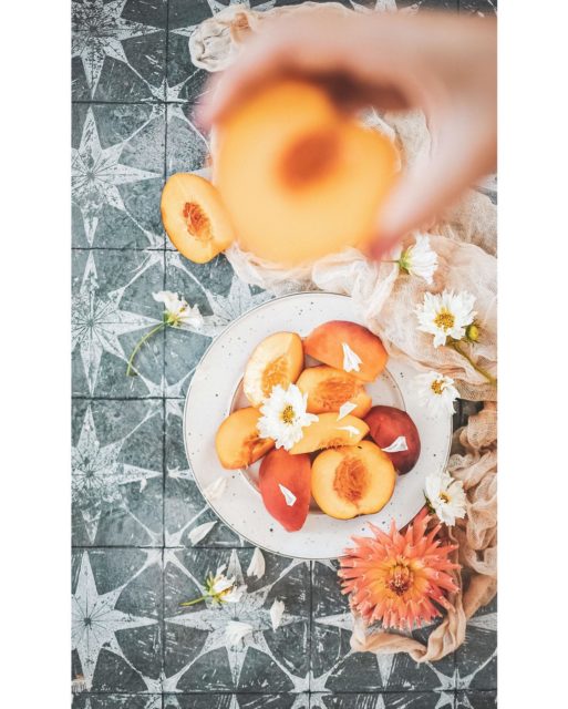 Broskyne. Najepšie, keď sú mäkké a šťavnaté. Také ako dostať na trhu v Chorvátsku alebo Taliansku.🍑 
.
#summerfruit #peaches #lovelypeaches #fruitporn #happysummerdays #broskyne #fruitflatlay #foodflatlay #foodphotographyandstyling #foodstylingandphotography #dnesfotim #dnesjem #dnesjemzdravo #healthyfood #summergarden #freshfruits