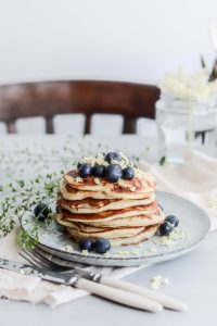 kysnute bazove lievance / elderflower pancakes