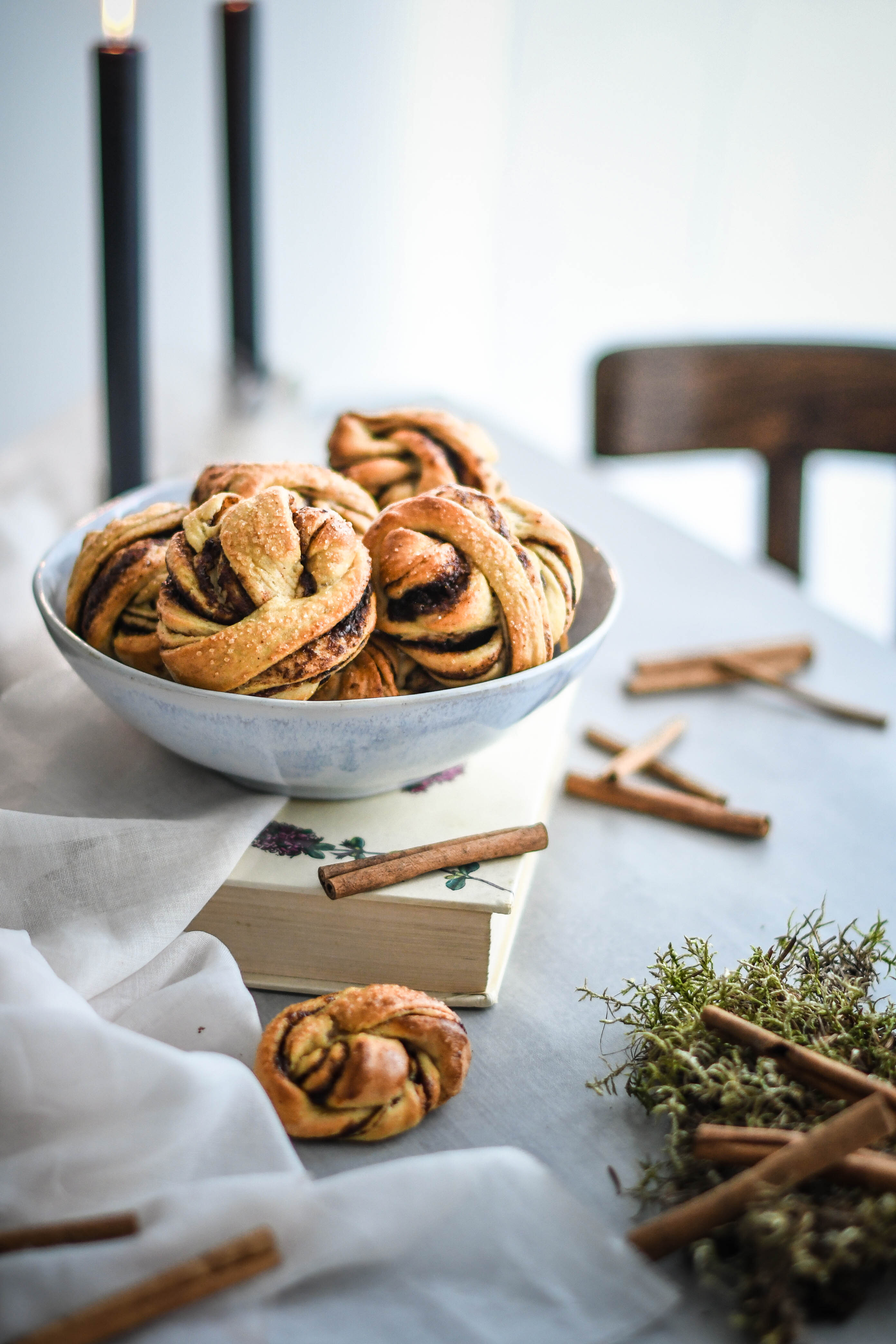 cinnamon and plum buns / hniezda so slivkovým lekvárom a škoricou