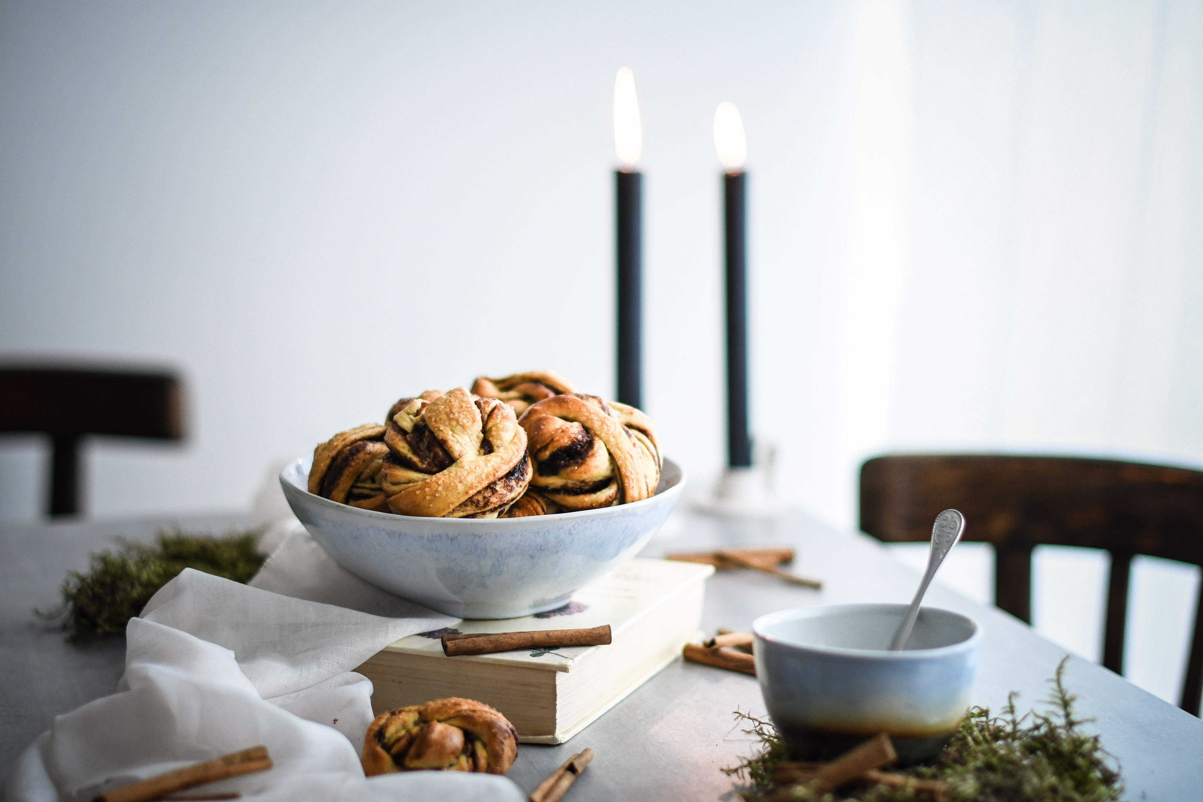 cinnamon and plum buns / hniezda so slivkovým lekvárom a škoricou