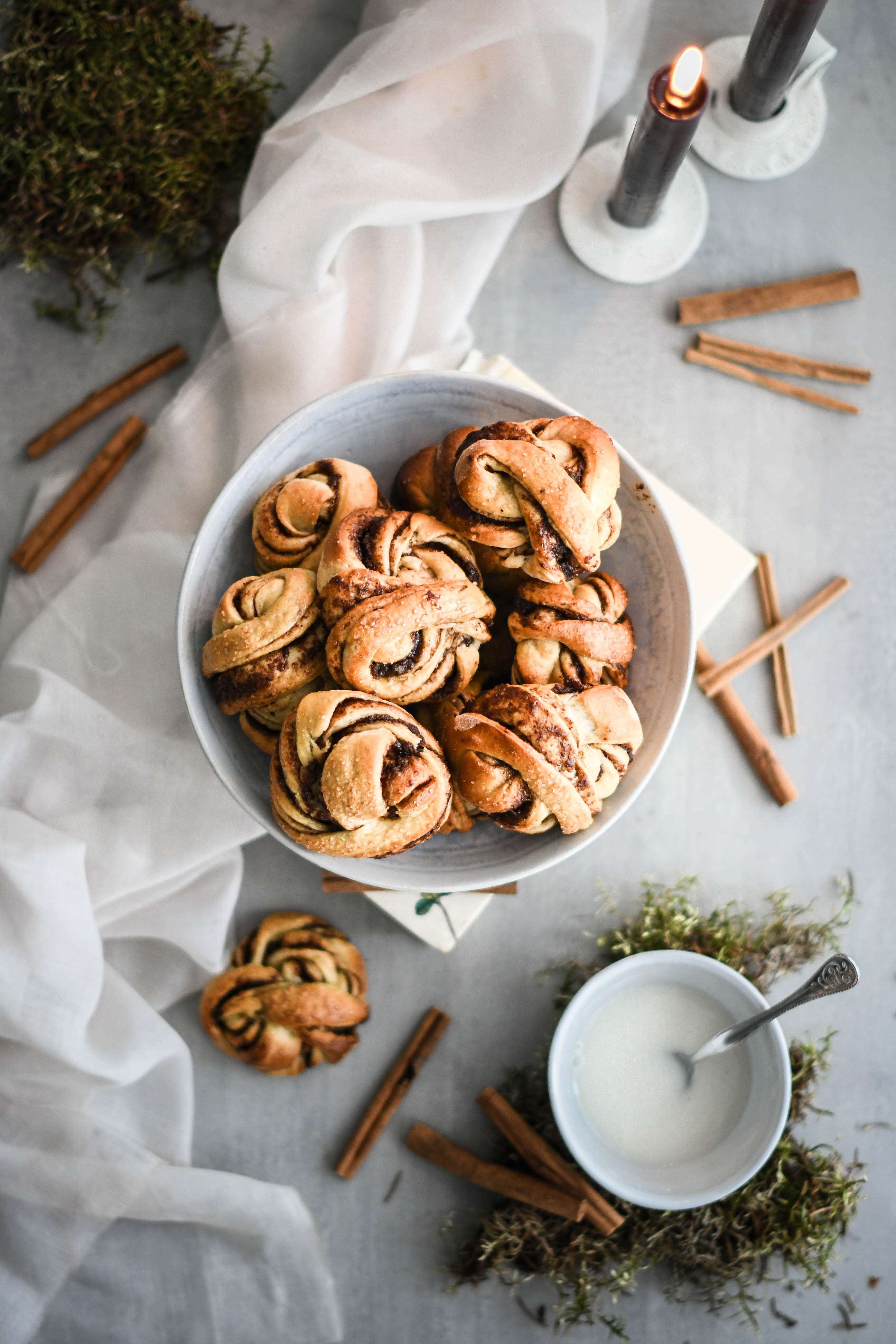 cinnamon and plum buns / hniezda so slivkovým lekvárom a škoricou