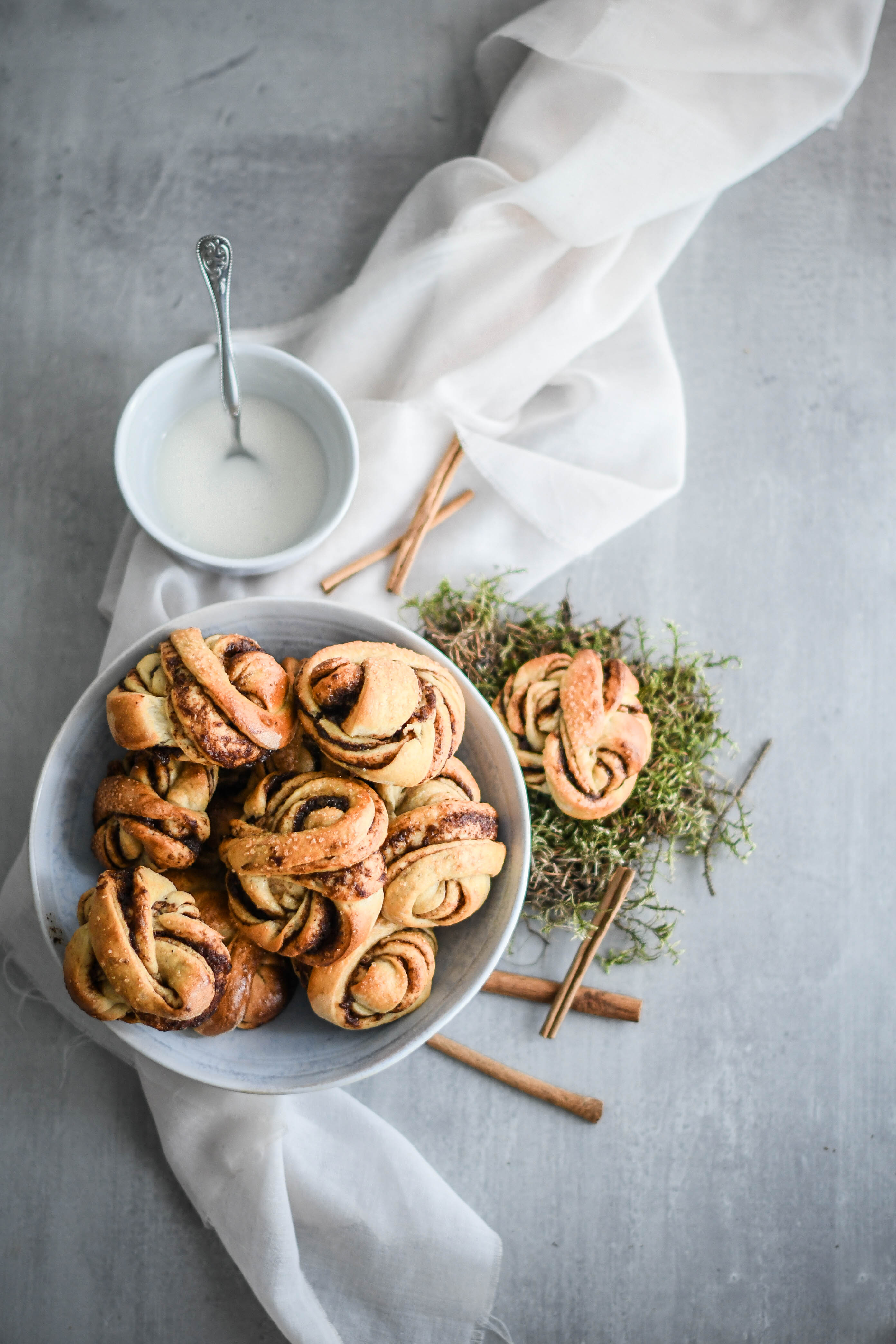 cinnamon and plum buns /  hniezda so slivkovým lekvárom a škoricou