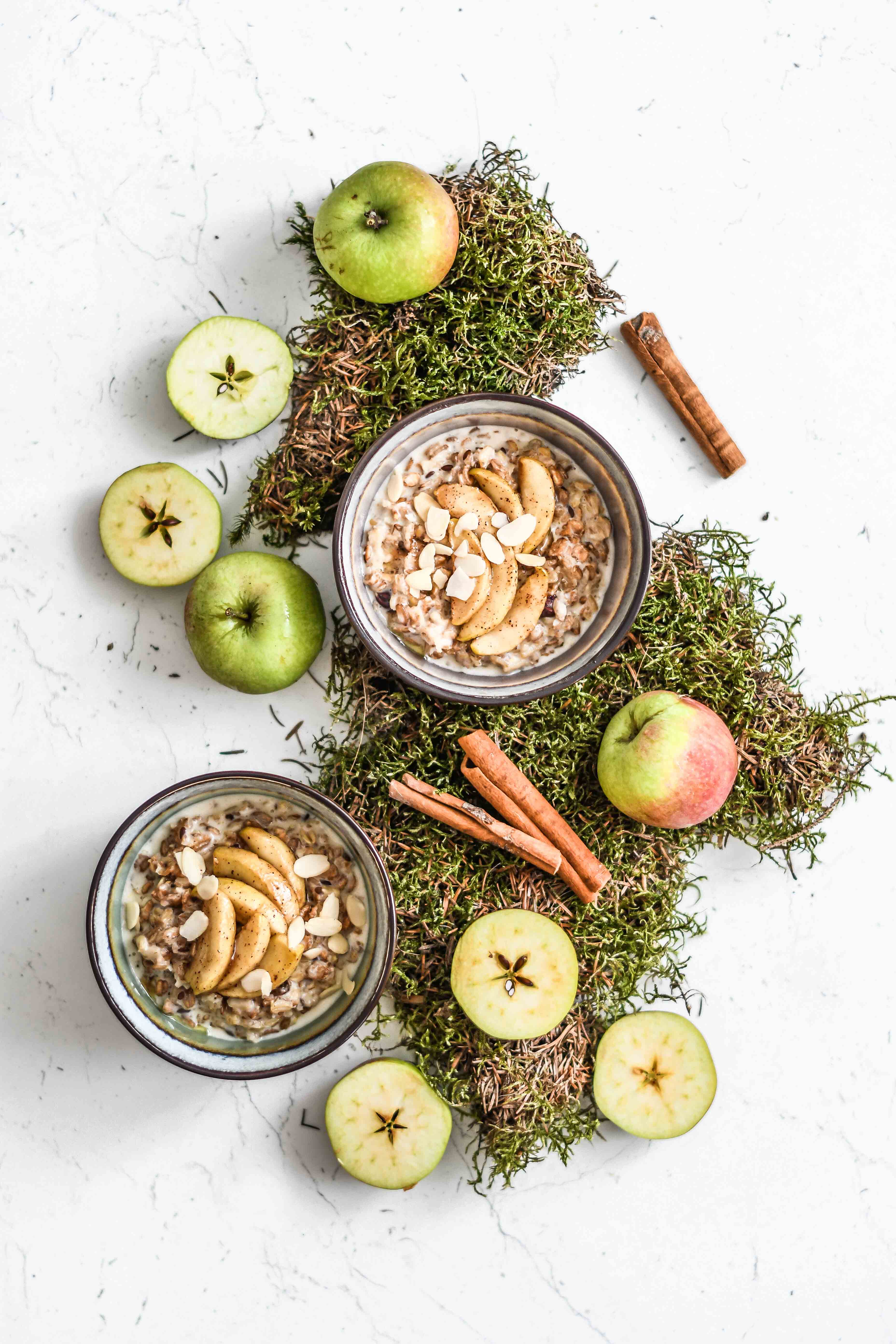 apple porridge oats ovsena kasa s jablkami photography