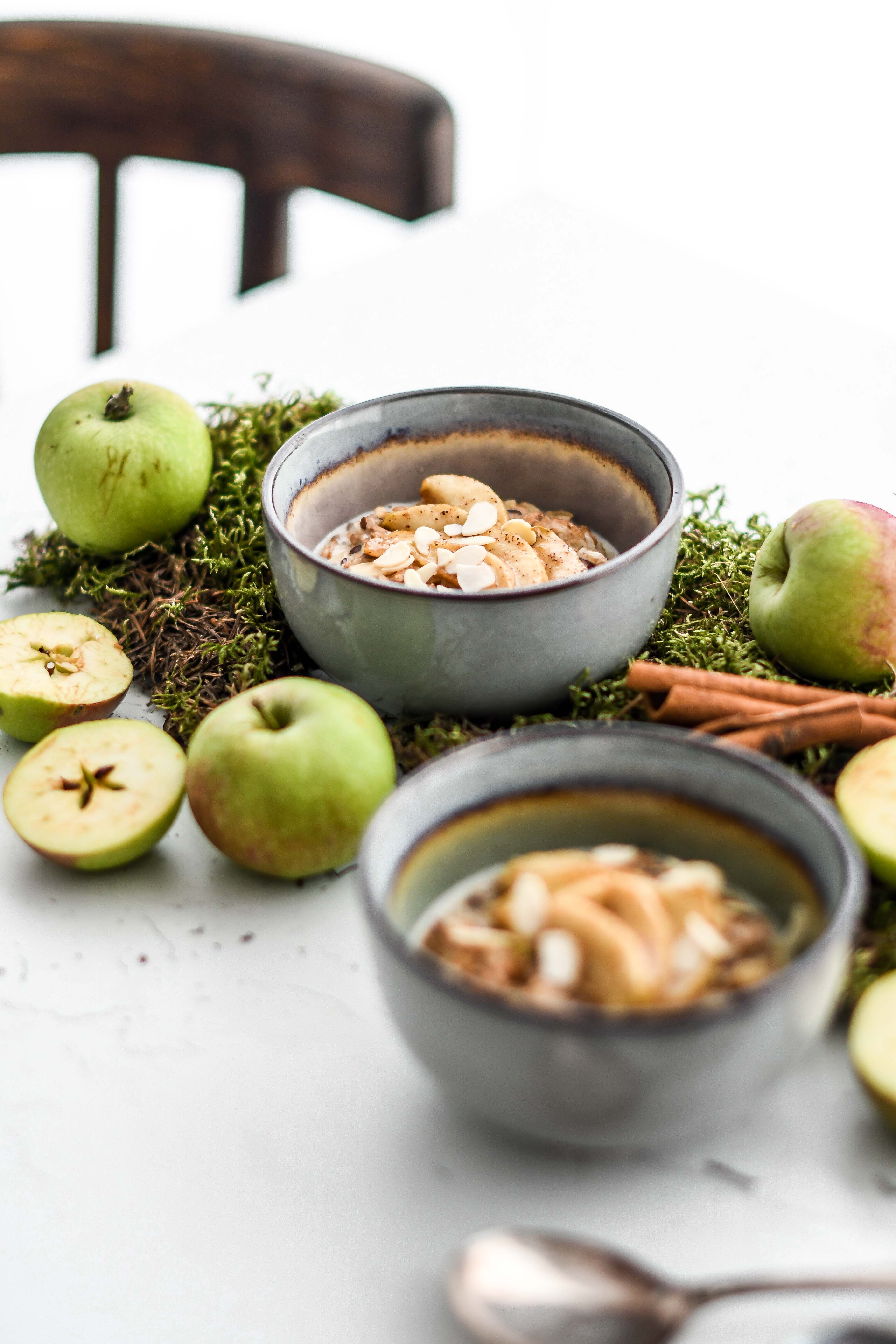 apple porridge oats ovsena kasa s jablkami photography