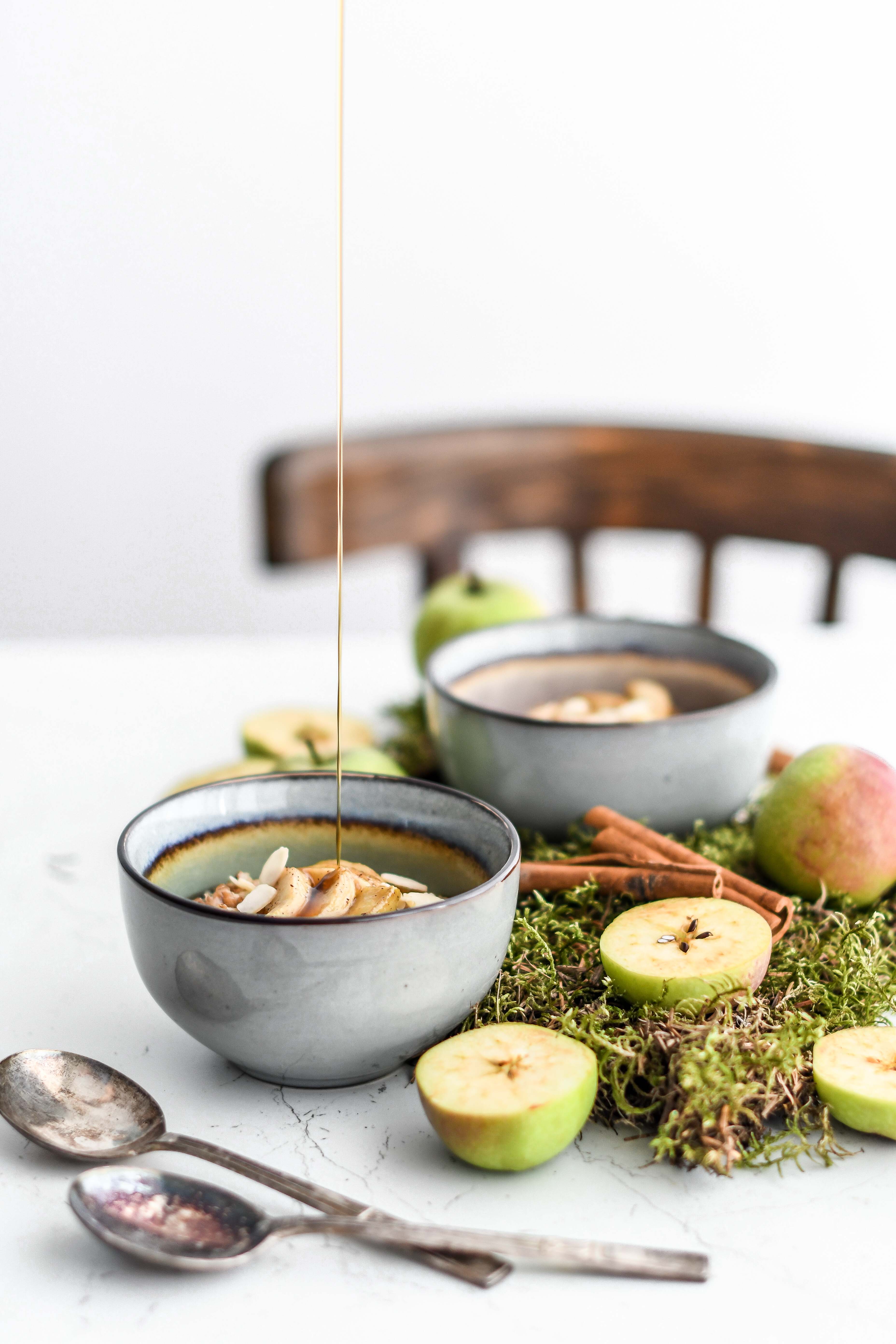 apple porridge oats ovsena kasa s jablkami photography