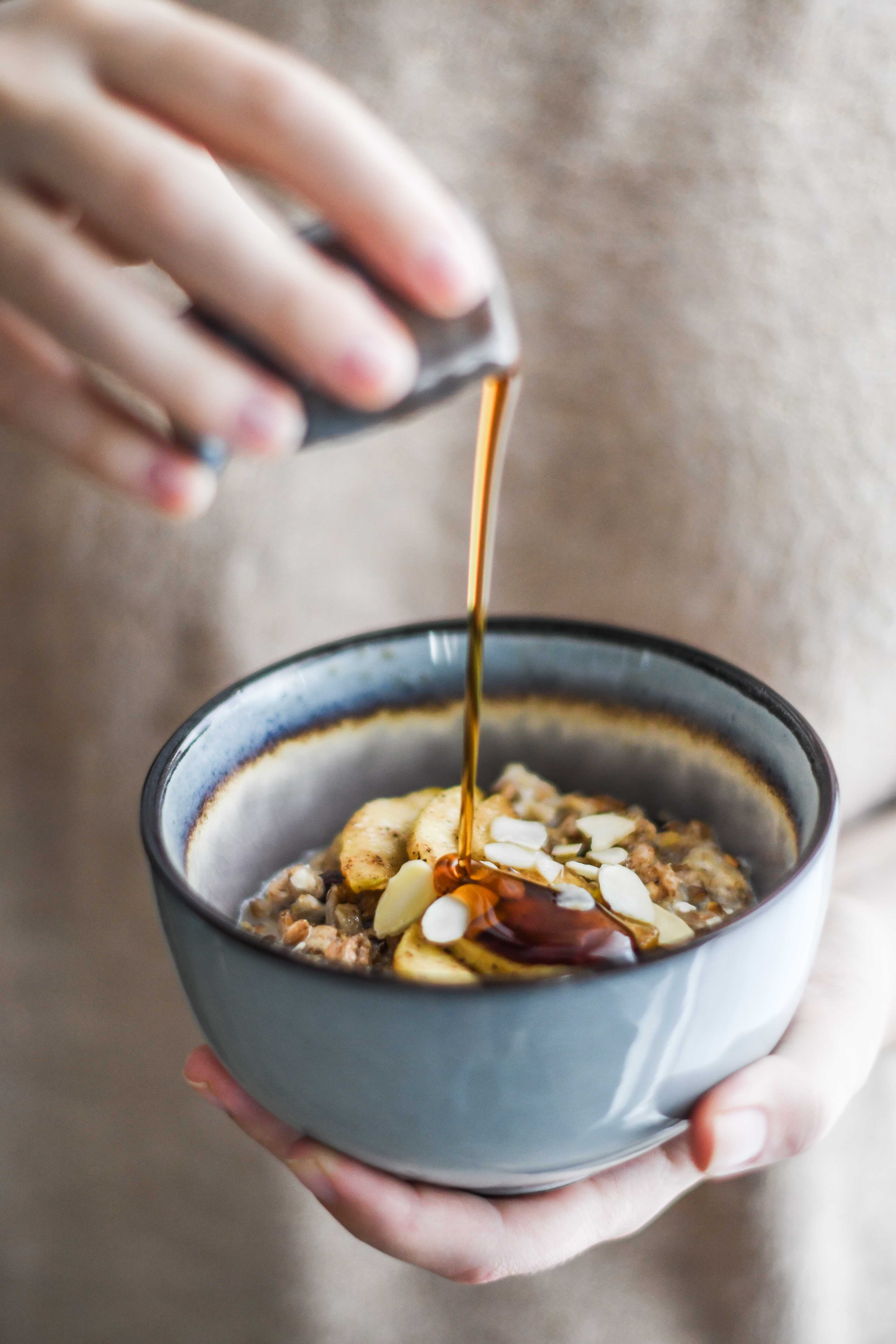 apple porridge oats ovsena kasa s jablkami photography