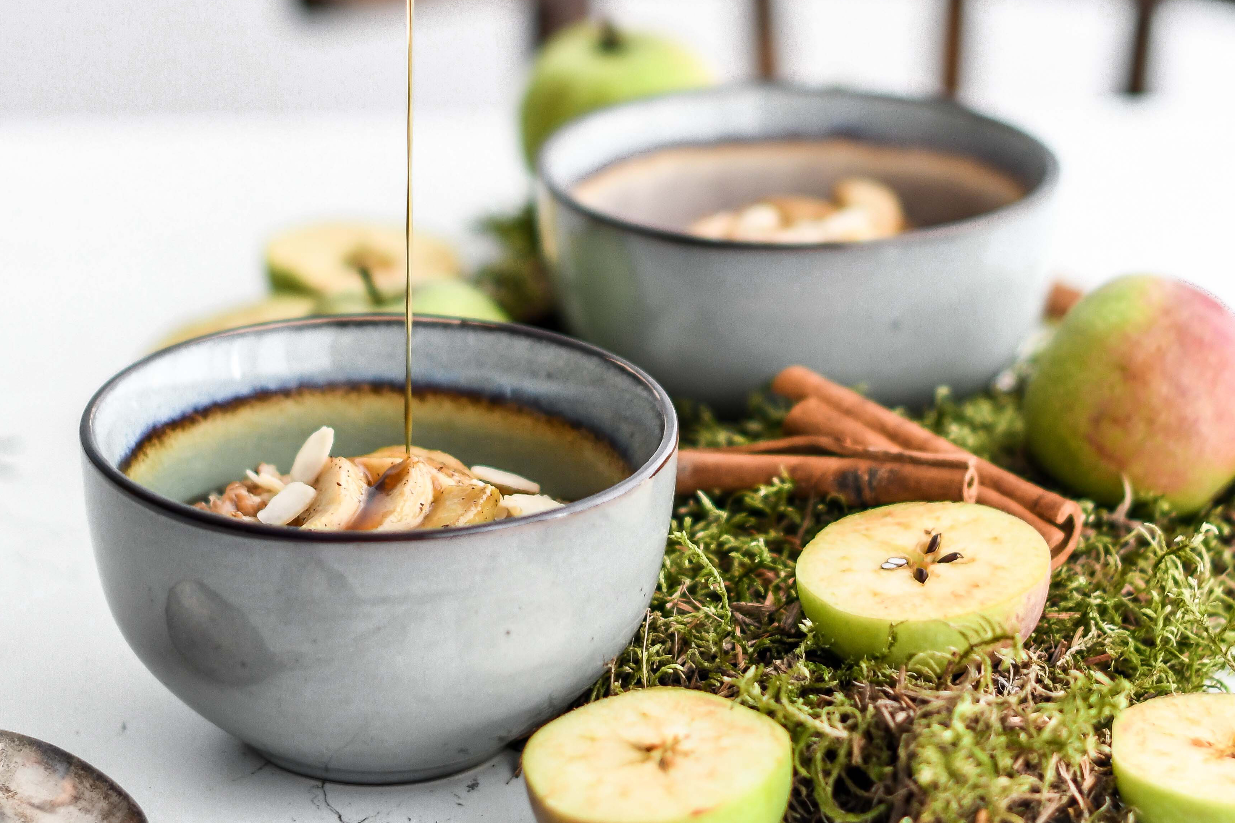 apple porridge oats ovsena kasa s jablkami photography
