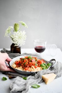 tarhona s omackou / pasta with tomato sauce photography