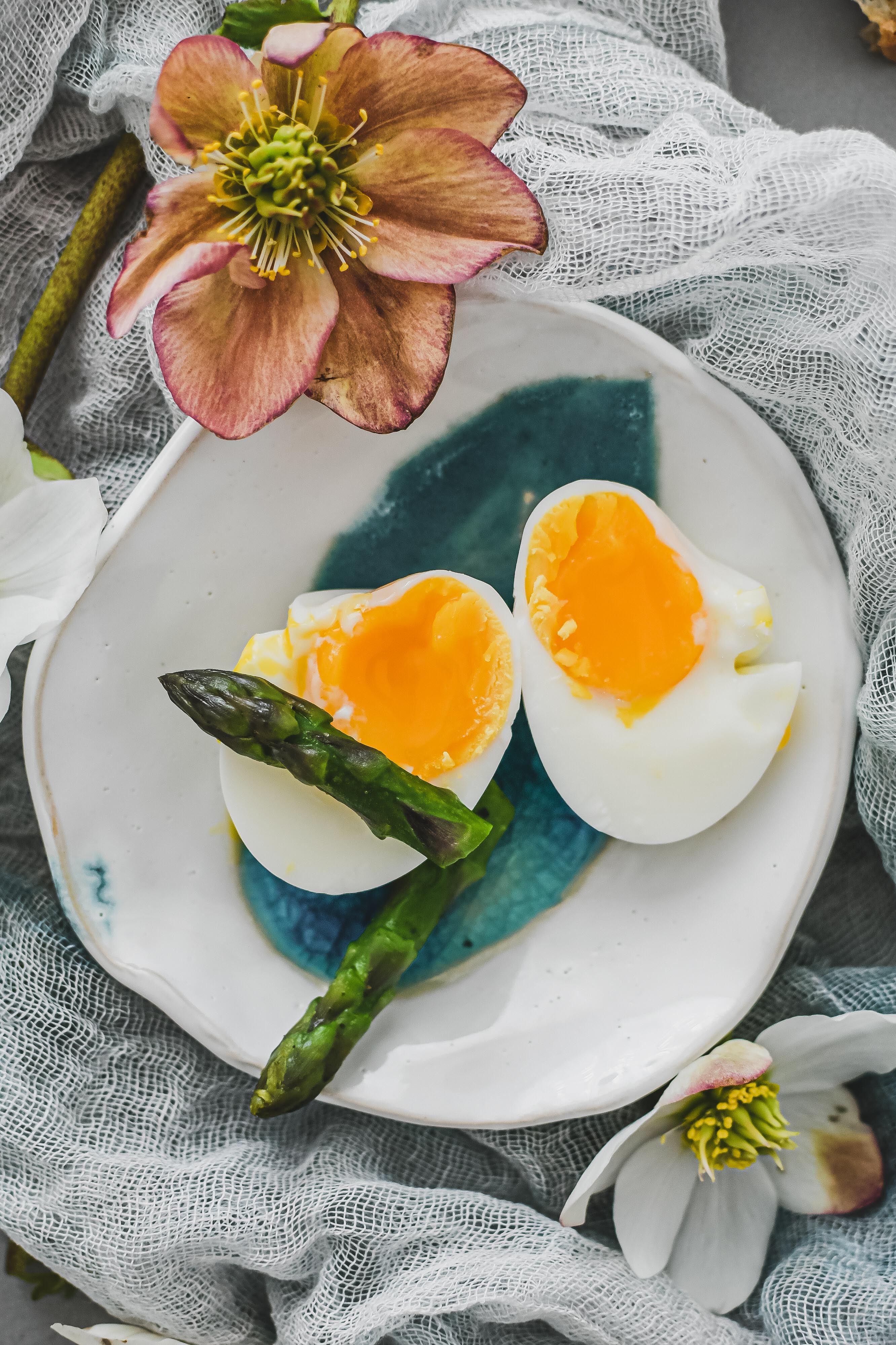 asparagus soft boiled eggs photography vajicka na mäkko