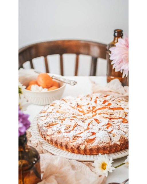 Zajtrajsie ranajky 🍑☕️ recept najdete na blogu (odkaz u mna v bio) 
.
#apricotcake #cakephotography #cakephoto #foodstyling #foodstagram #foodphotographyandstyling #foodheaven #sweetfoods #dnespeciem #dnespecu #sladkepeceni #sladkerecepty