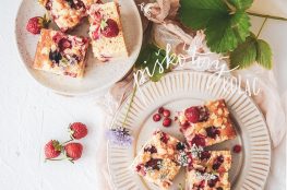 piskotovy kolac s jahodami strawberry pound cake photography